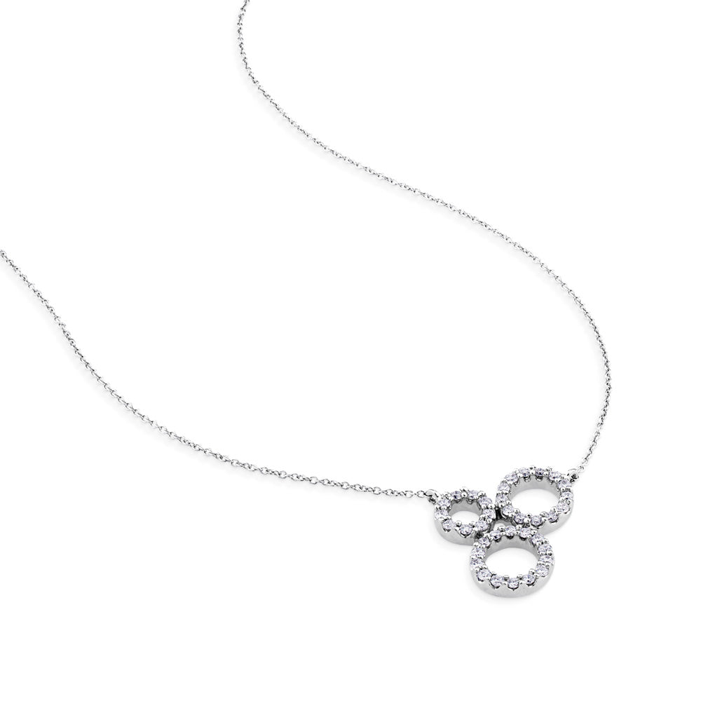 Colgante de oro blanco con tres círculos de pavé de diamantes