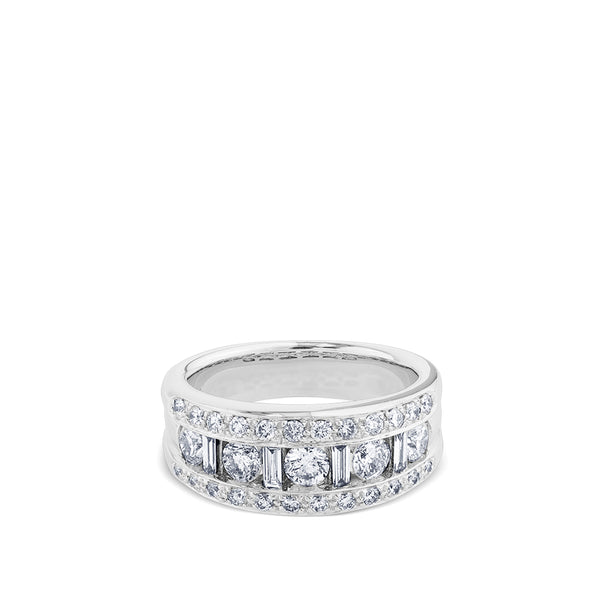 Media alianza ancha de oro blanco en carril con baguettes, diamantes y pavé de diamantes