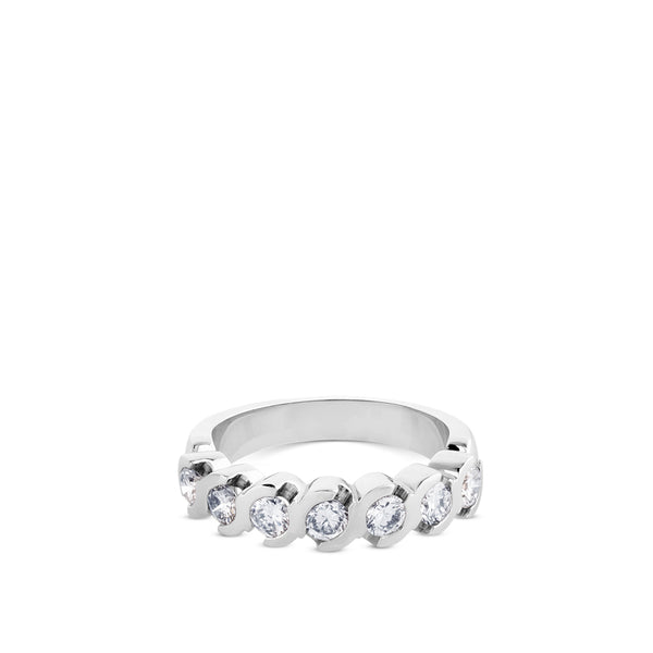 Media alianza de oro blanco con 7 diamantes en chatón