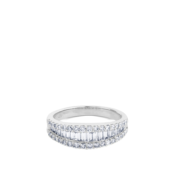 Media alianza de oro blanco y diamantes talla baguette en carril de diamantes