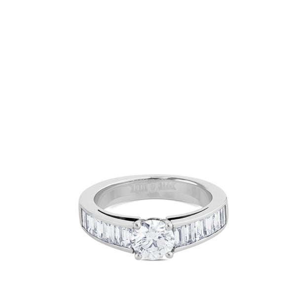 Solitario de oro blanco y diamantes en carril talla baguette