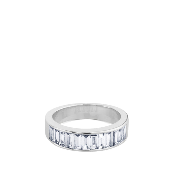 Media alianza de oro blanco con diamantes en carril talla baguette