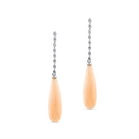 Pendientes largos de oro blanco y coral en perilla