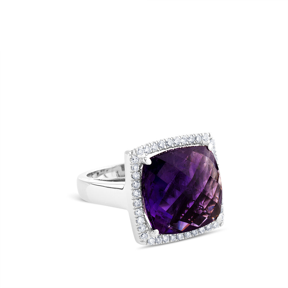 Sortija de oro blanco cuadrada con amatista y pavé de diamantes
