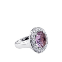 Sortija de oro blanco con cuarzo rosa pálido y orla de pavé de diamantes