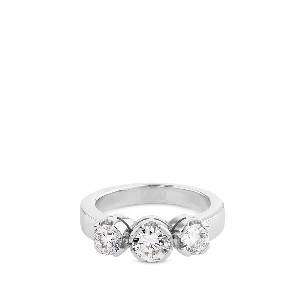 Tresillo de oro blanco con diamantes engastados en chatón