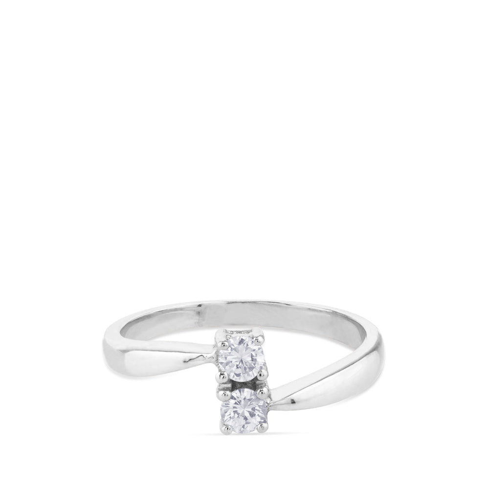 Sortija "tu y yo" de oro blanco con dos diamantes engastados en 4 garras