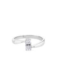 Sortija "tu y yo" de oro blanco con dos diamantes engastados en 4 garras