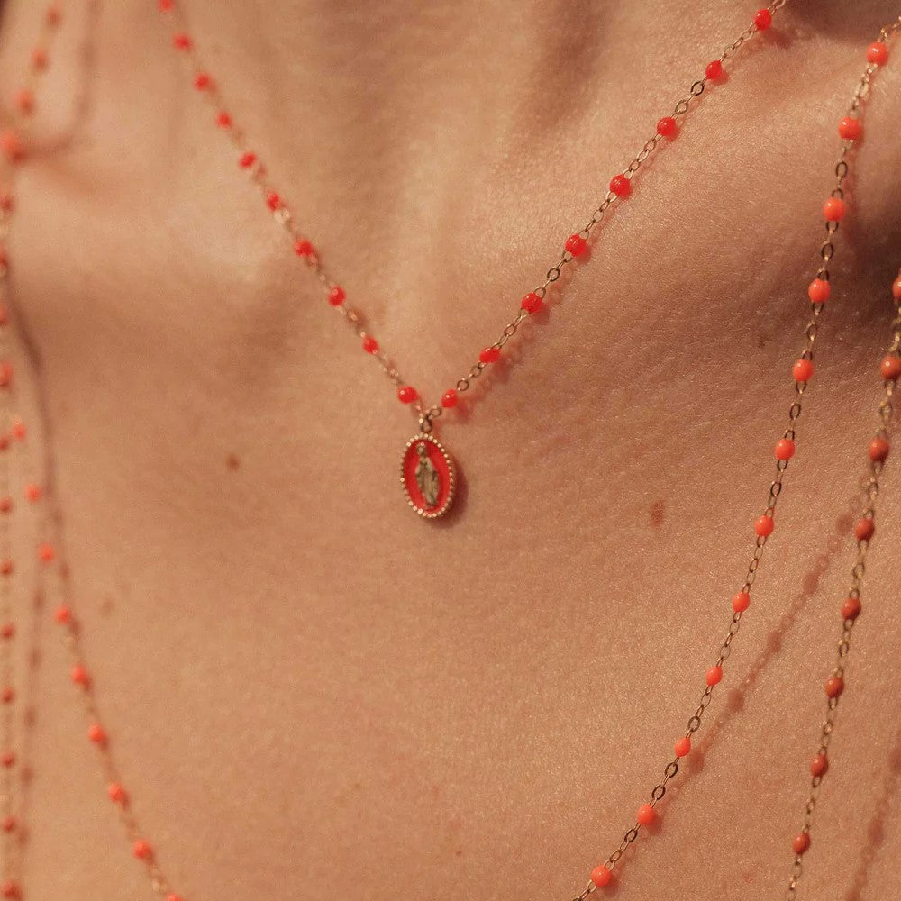 gigiclozeau_charm_virgen_oro_amarillo_naranja_vista_modelo_J6227CHARM
