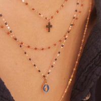 gigiclozeau_charm_virgen_oro_rosa_lapis_vista_modelo_J6232CHARM