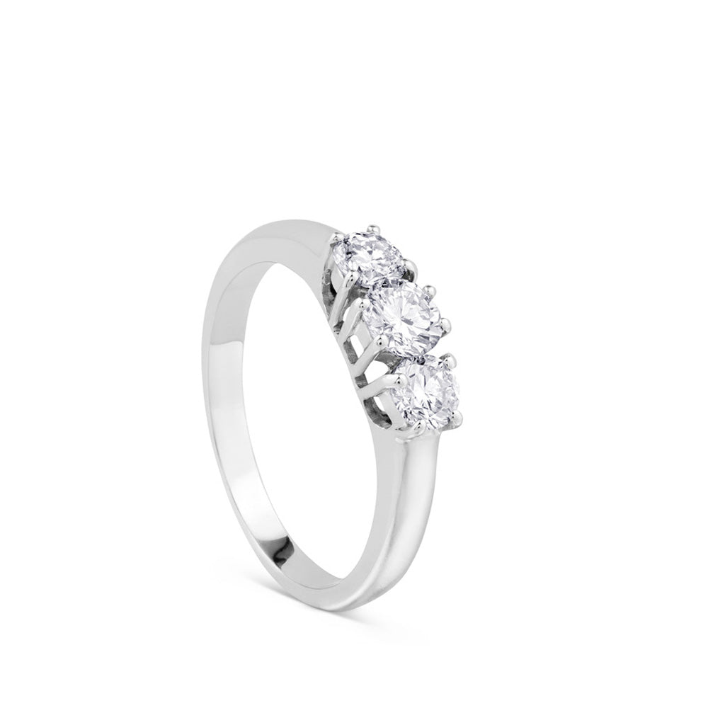 Tresillo de oro blanco con diamantes engastados en garras