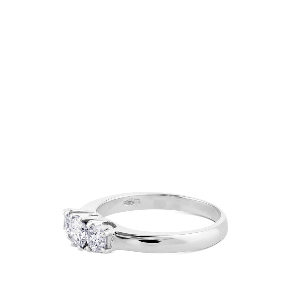 Tresillo de oro blanco con diamantes engastados en garras