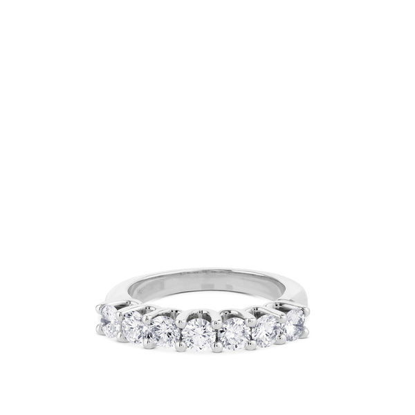 Media alianza de oro blanco con 7 diamantes en garra de 1,21 quilates