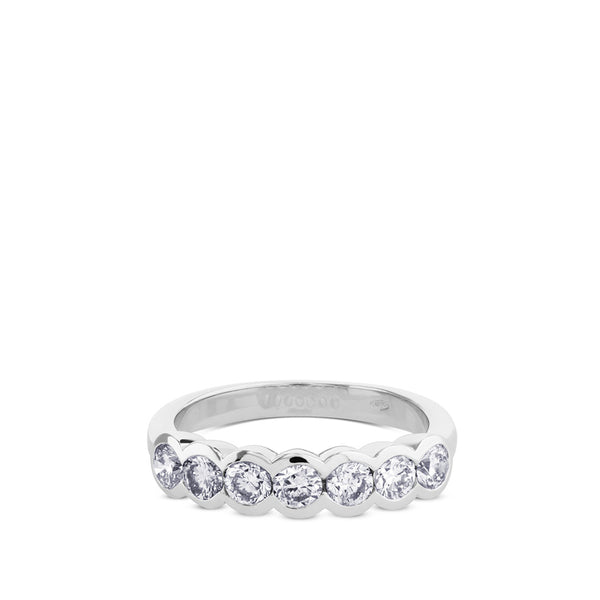 Media alianza de oro blanco con 7 diamantes en chatón de 0,95 quilates