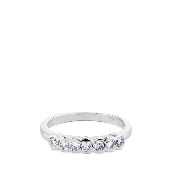 Media alianza de oro blanco con 7 diamantes en chatón de 0,41 quilates