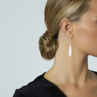 Pendientes largos de oro rosa con diamantes y ágata blanca