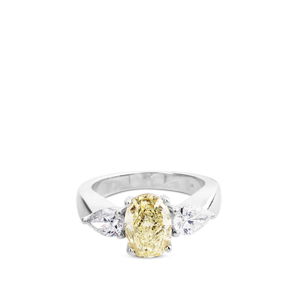 Sortija de oro blanco con diamantes y diamante fancy amarillo