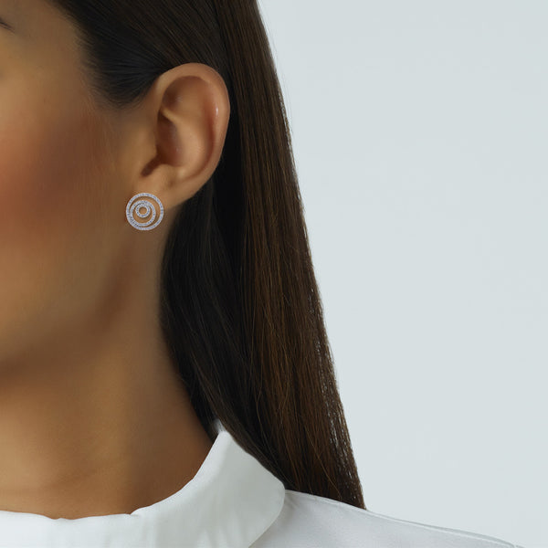 Pendientes  GeometriCh de oro blanco con círculos de pavé de diamantes