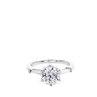Solitario de oro blanco con diamante talla brillante y dos trapecios laterales