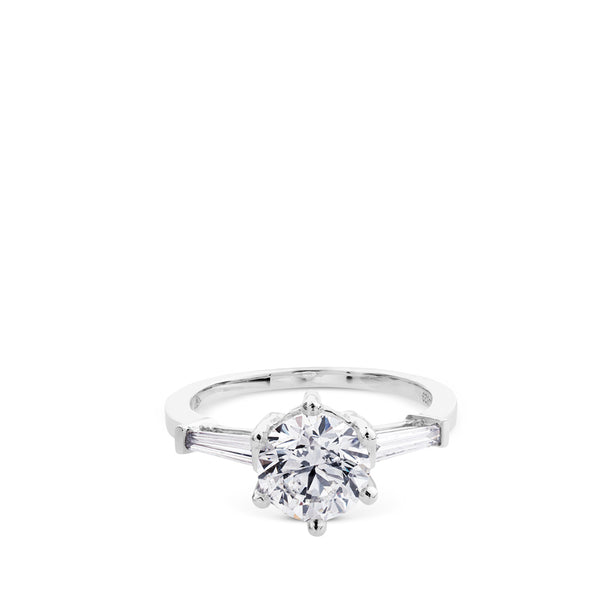 Solitario de oro blanco con diamante talla brillante y dos trapecios laterales