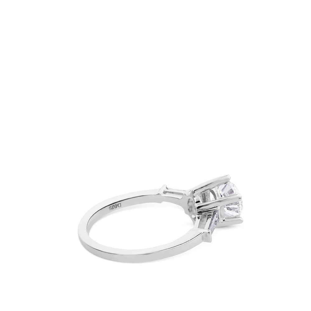 Solitario de oro blanco con diamante talla brillante y dos trapecios laterales