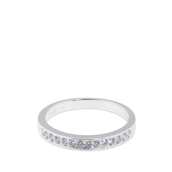 Media alianza de oro blanco con diamantes talla brillante en garra