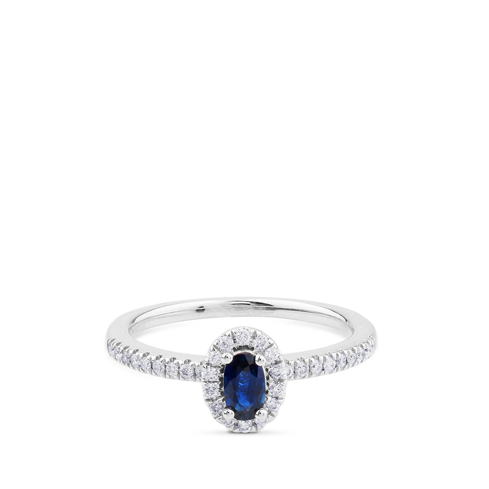 Sortija "Royal Trilogy" de oro blanco con diamantes y zafiro con orla de pavé de diamantes
