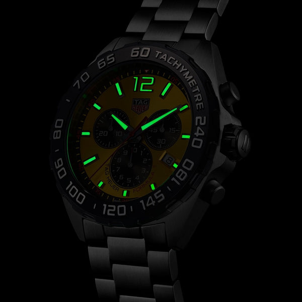 TAG-Heuer-formula-1-chronograph-esfera-amarilla-brazalete-vista-nocturna-43mm-CAZ101amba0842