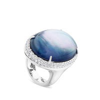 Sortija grande oval de oro blanco con doblete de cuarzo azul y nacar y pavé de diamantes