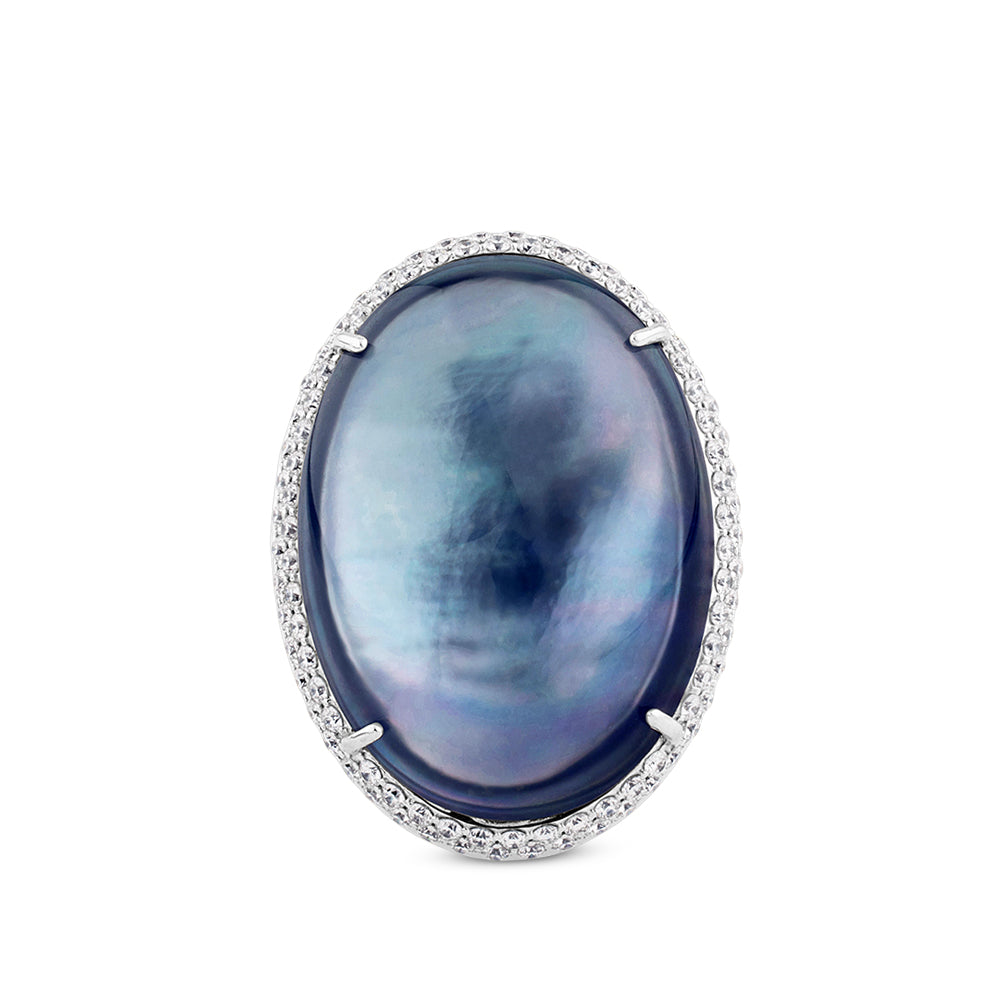 Sortija grande oval de oro blanco con doblete de cuarzo azul y nacar y pavé de diamantes