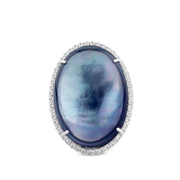 Sortija grande oval de oro blanco con doblete de cuarzo azul y nacar y pavé de diamantes