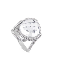 Sortija de oro blanco con cuarzo blanco y pavé de diamantes