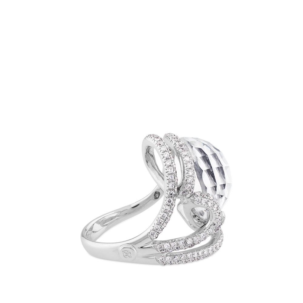 Sortija de oro blanco con cuarzo blanco y pavé de diamantes