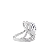 Sortija de oro blanco con cuarzo blanco y pavé de diamantes