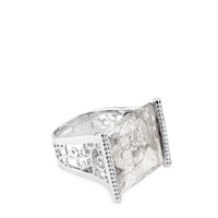 Sortija de oro blanco con cuarzo blanco liso y bandas laterales de diamantes.