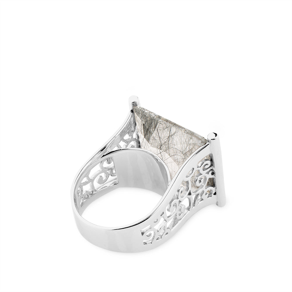 Sortija de oro blanco con cuarzo blanco liso y bandas laterales de diamantes.