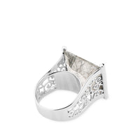 Sortija de oro blanco con cuarzo blanco liso y bandas laterales de diamantes.