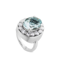 Sortija de oro blanco con aguamarina oval y orla de diamantes