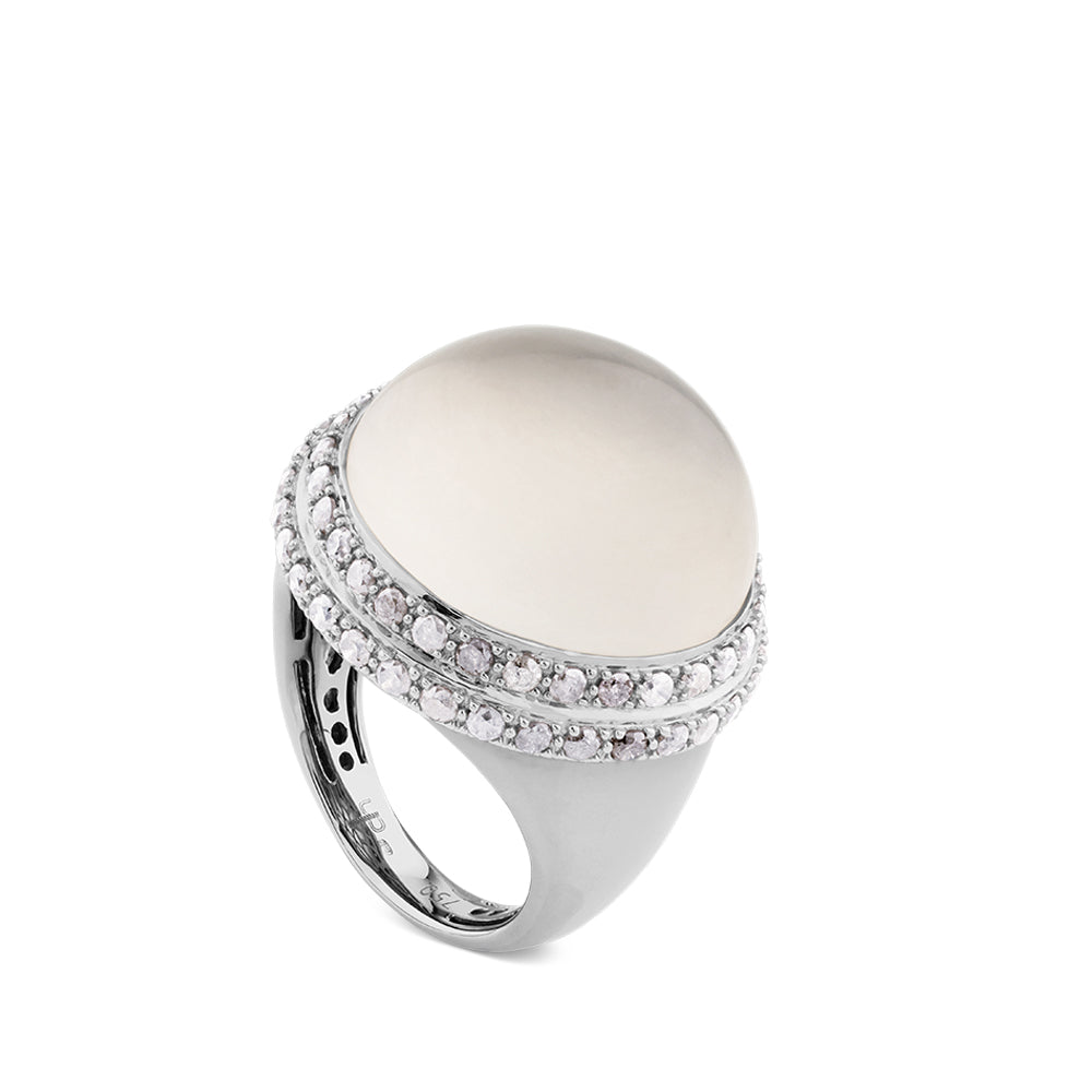 Sortija de oro blanco y rodio negro con diamantes y cuarzo blanco