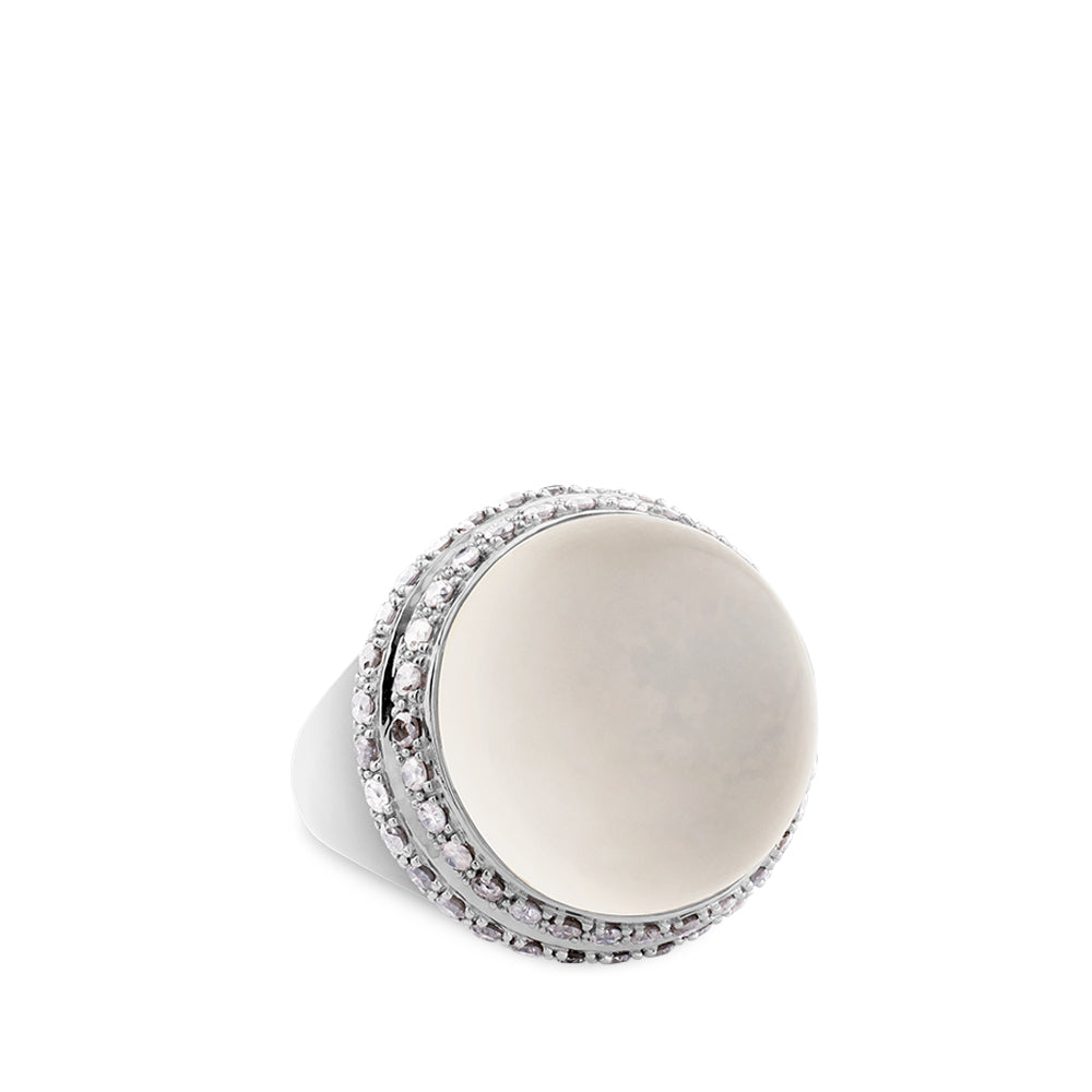 Sortija de oro blanco y rodio negro con diamantes y cuarzo blanco