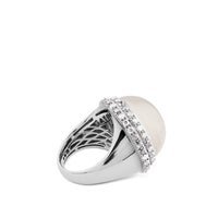 Sortija de oro blanco y rodio negro con diamantes y cuarzo blanco