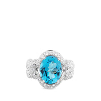 Sortija de oro blanco con topacio azul oval y pavé de diamantes