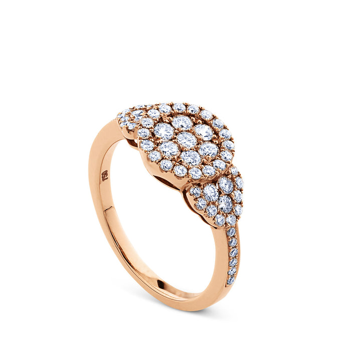 Sortija de oro rosa con círculo de diamantes y pavé de diamantes laterales