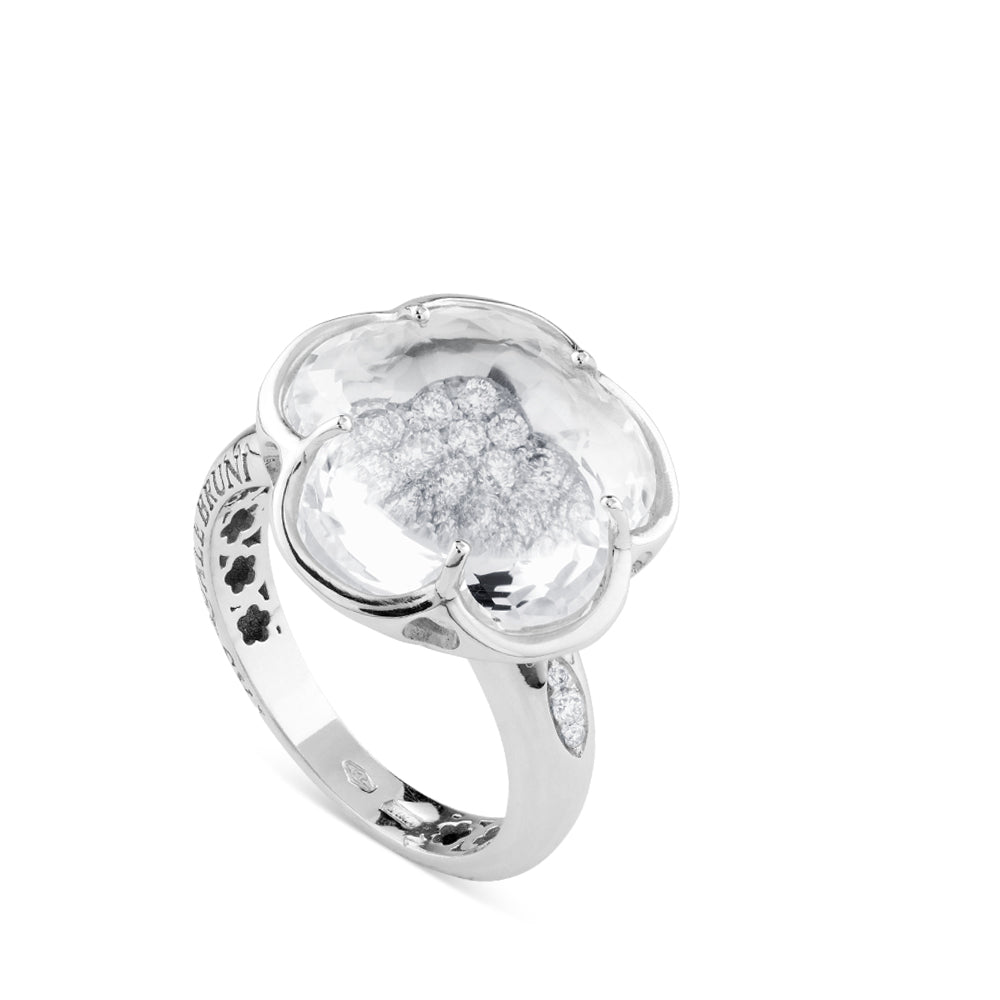 Sortija de oro blanco linea Bon Ton de Pasquale Bruni con cuarzo blanco y laterales con pavé de diamantes