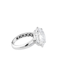 Sortija de oro blanco linea Bon Ton de Pasquale Bruni con cuarzo blanco y laterales con pavé de diamantes