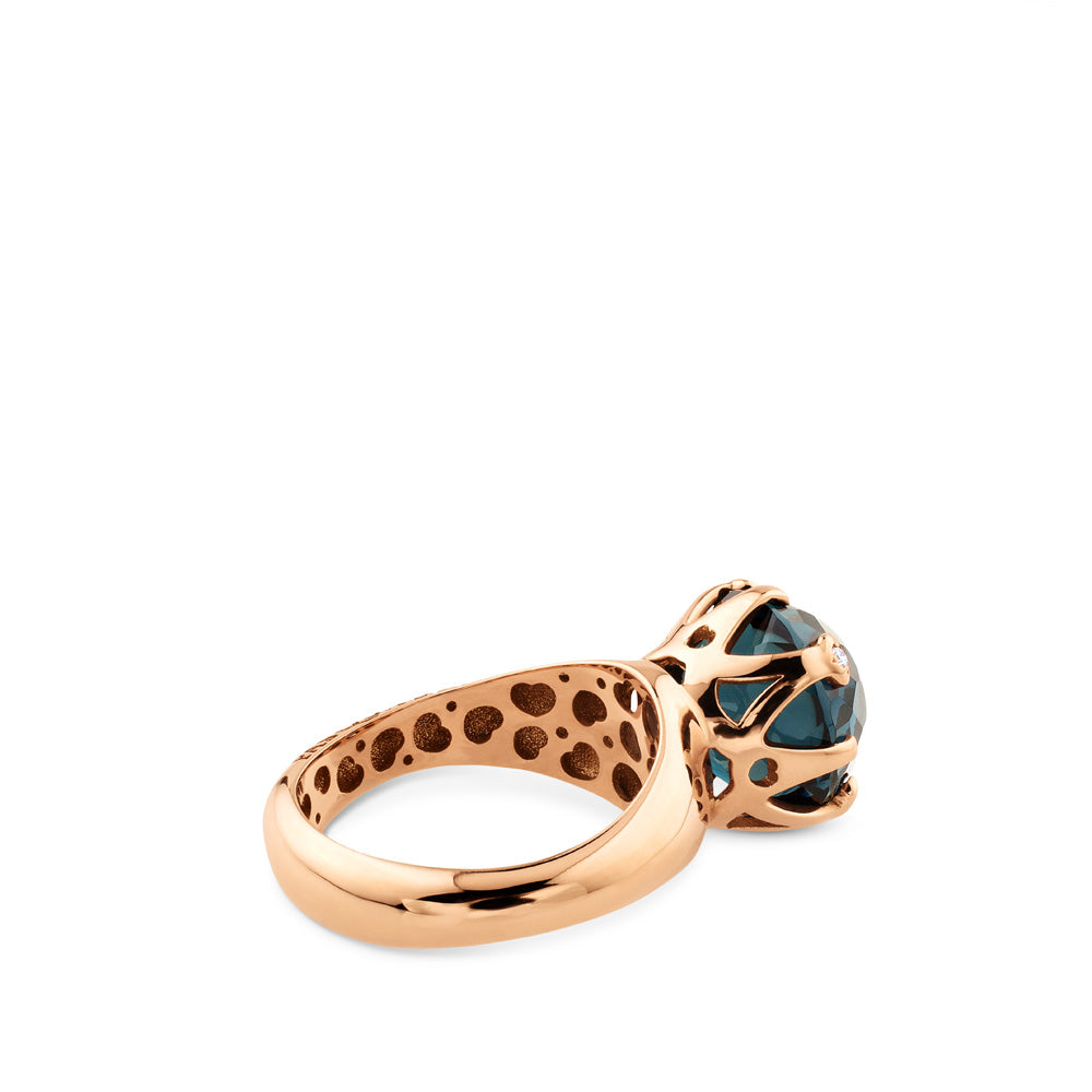 Sortija Sissi Io Amo de oro rosa con cuarzo azul y pavé de diamantes