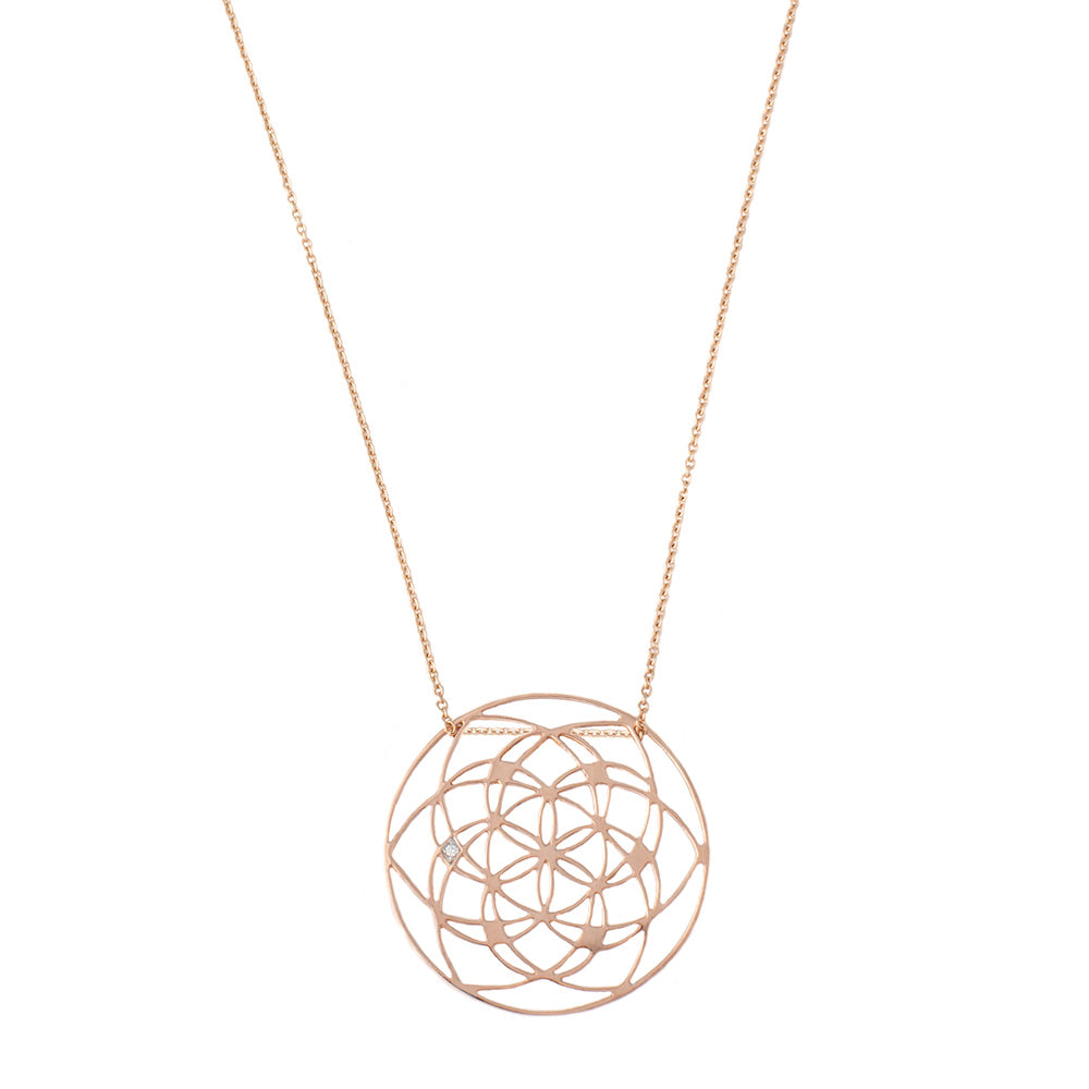 Collar Flower of life de oro rosa con un discreto diamante en el colgante