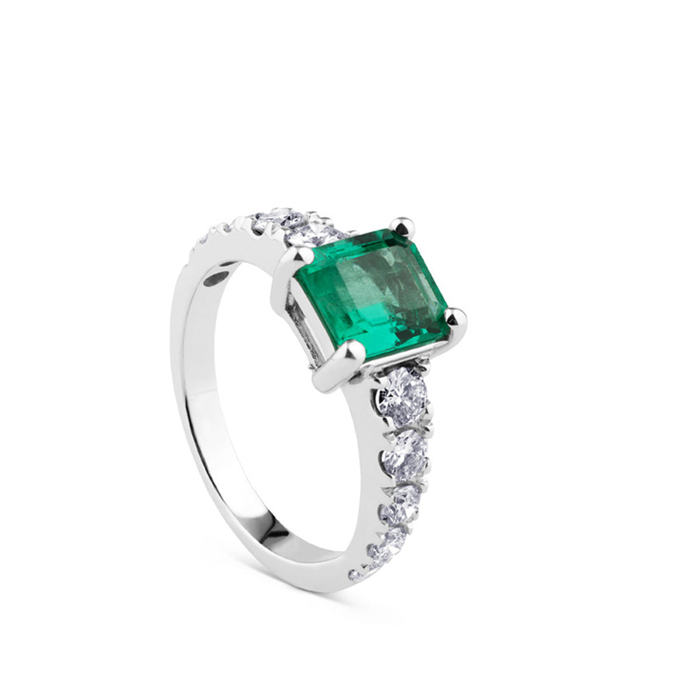 Sortija_esmeralda_oro_blanco_con_diamantes_laterales_vista_vertical_chocron_joyeros