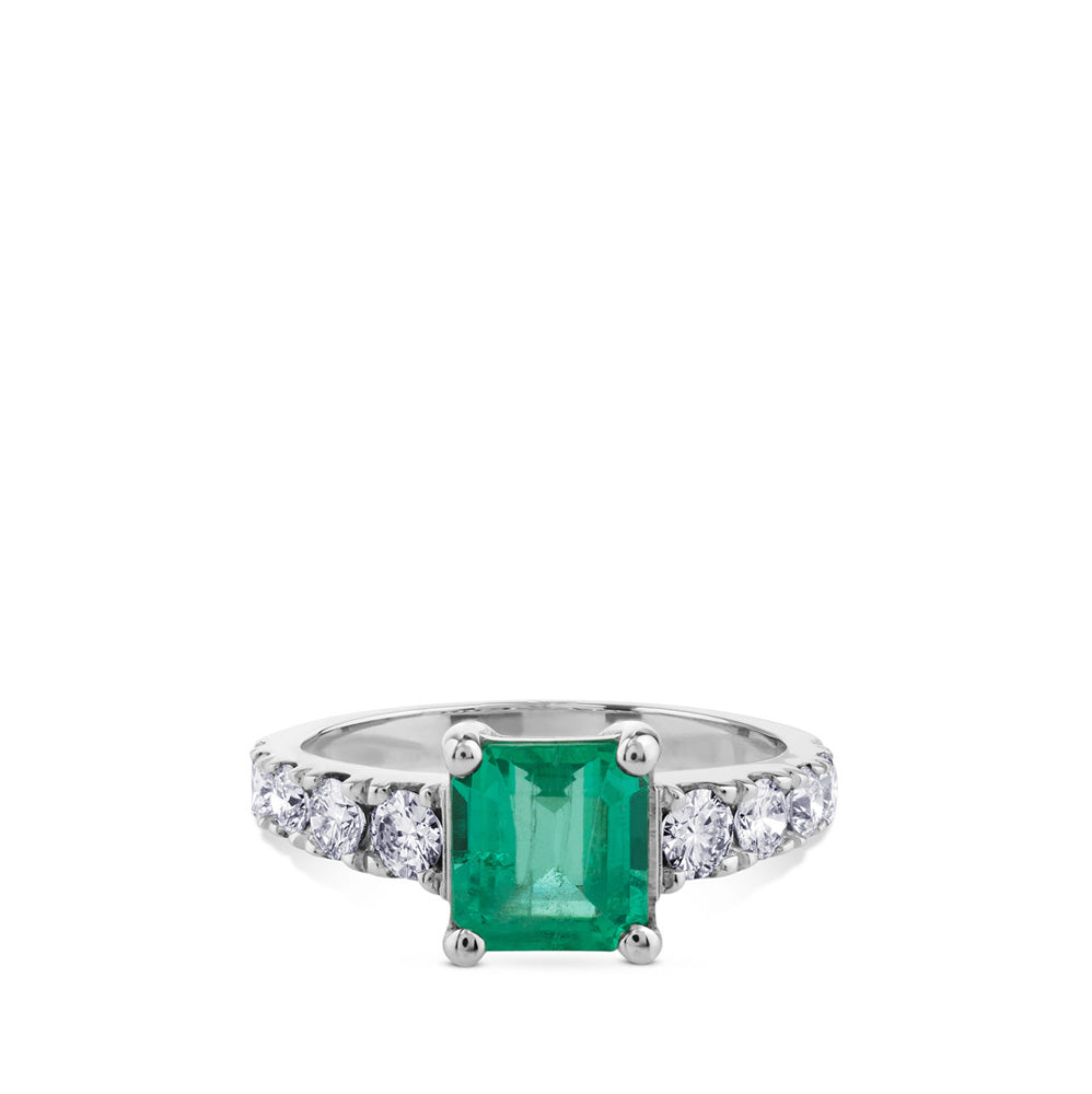 Sortija_esmeralda_oro_blanco_con_diamantes_laterales_chocron_joyeros