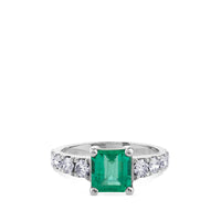 Sortija_esmeralda_oro_blanco_con_diamantes_laterales_chocron_joyeros